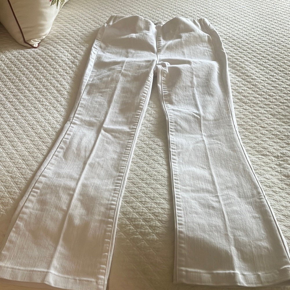 Never worn Sift Surroundings pull on white denim boot cut jeans..XS